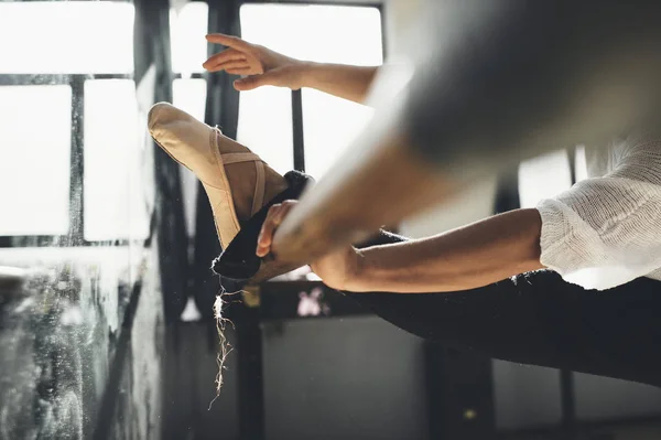 Жінки балету виконують гнучкі вправи — стокове фото