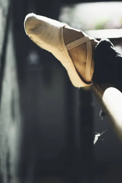 Ballet danser vrouwen doen flexibiliteit oefeningen — Stockfoto