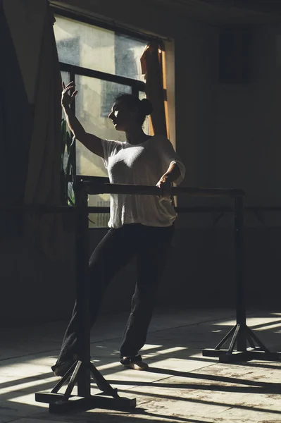 バレエ ダンサーの屋内練習. — ストック写真