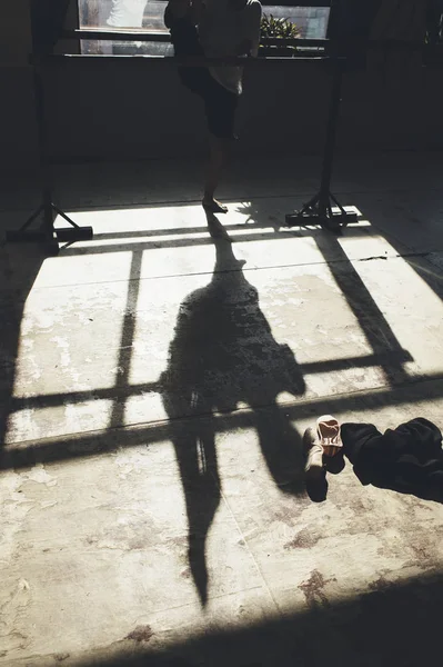 Ballet dancer practicing indoors. — Stock Photo, Image