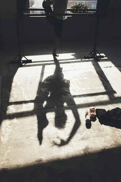 Ballet dancer practicing indoors. — Stock Photo, Image