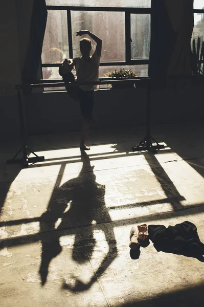 Bailarina de ballet practicando en interiores . — Foto de Stock