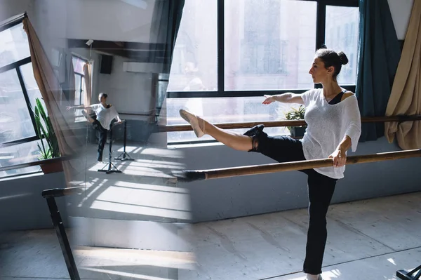 Bailarina de ballet practicando en interiores . — Foto de Stock