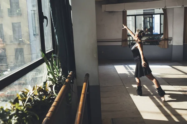 バレエ ダンサーの屋内練習. — ストック写真