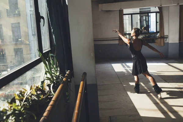 Bailarina de ballet practicando en interiores . — Foto de Stock