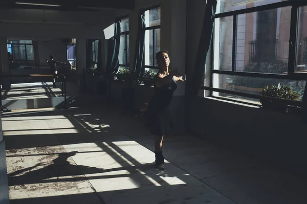 Bailarina de ballet practicando en interiores . — Foto de Stock