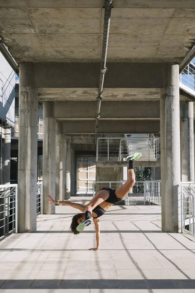 Жінка виконує акробатику на вулиці — стокове фото