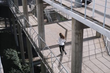 Şehirde koşan kadın