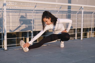 Bacak germe üzerinde açık fitness kız
