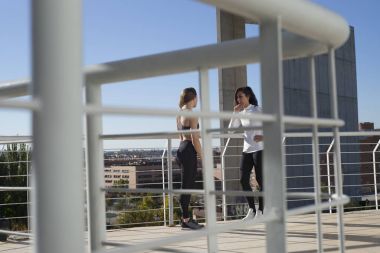 Bacak germe üzerinde açık fitness kızlar