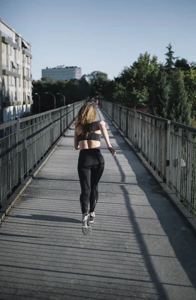 Correndo mulher na cidade — Fotografia de Stock