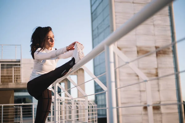 Chica de fitness estiramiento de la pierna en al aire libre — Foto de Stock