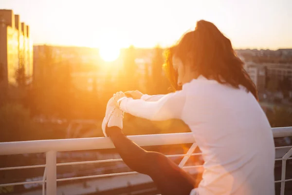 Fitness menina alongamento perna no exterior — Fotografia de Stock