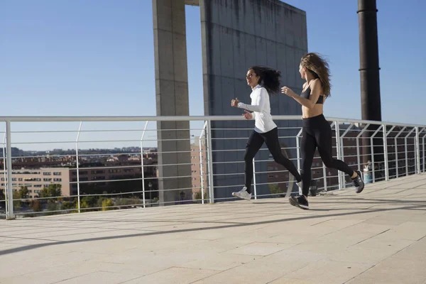 Laufende Frauen in der Stadt — Stockfoto