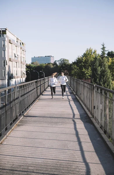 Corriendo mujeres en la ciudad — Foto de Stock