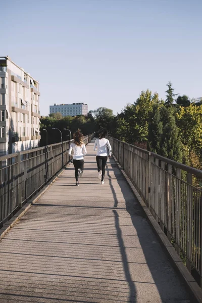 Running womans in the city — Stock Photo, Image