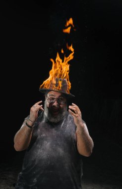 gitar tebeşir toz ve duman arasında olan adam