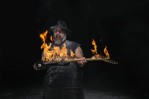 Hombre con la guitarra con fuego entre tiza y polvo de humo — Foto de Stock