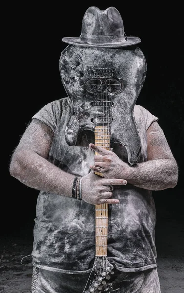 Ember, a gitár, mészköves por és füst között — Stock Fotó