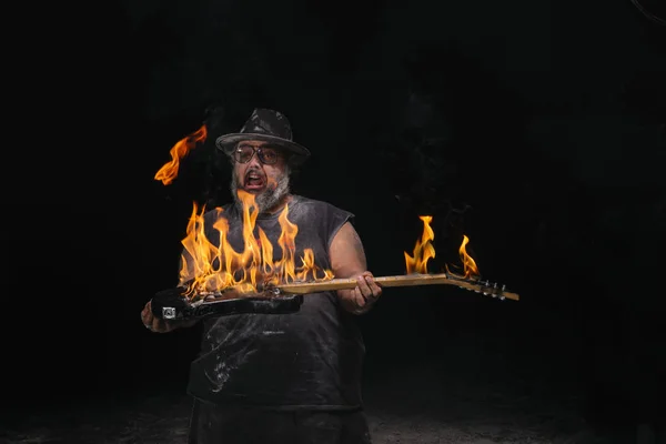 Ο άνθρωπος με την κιθάρα με φωτιά μεταξύ κιμωλία και σκόνη καπνού — Φωτογραφία Αρχείου