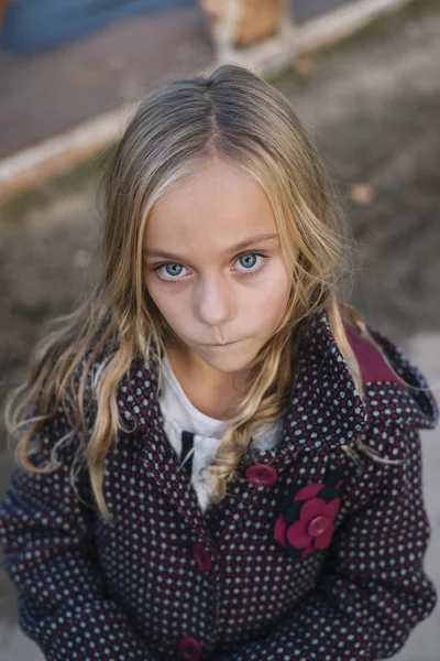 Pequena menina loira retrato — Fotografia de Stock