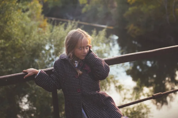 Niña con teléfono inteligente al aire libre — Foto de Stock