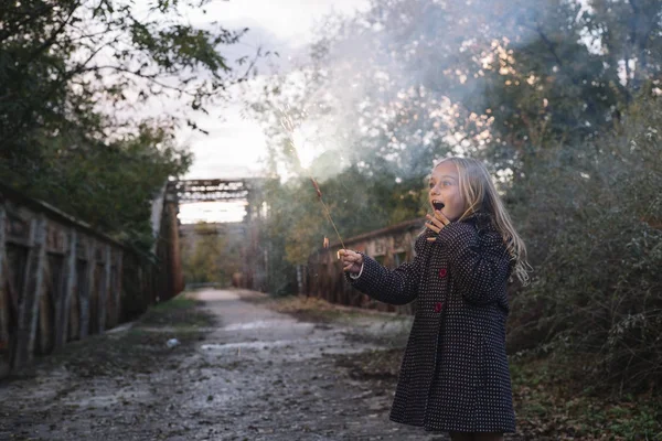 Niña con Bengala al aire libre — Foto de Stock