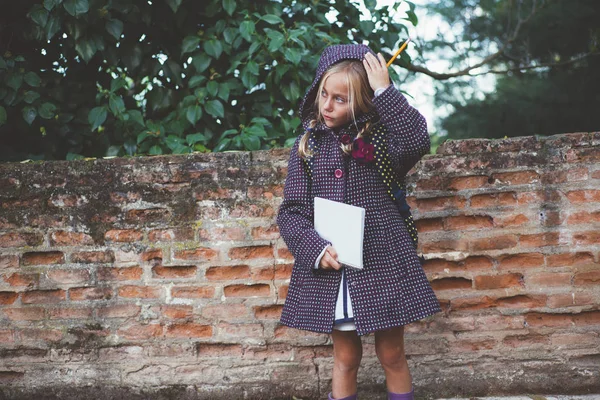 Niña con portátil al aire libre —  Fotos de Stock