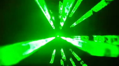 Yeşil lazer ışını siyah koyu arka plan karşı