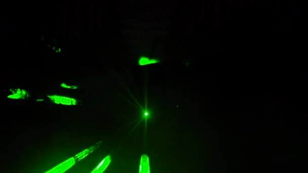 Grüner Laserstrahl vor schwarzem, dunklem Hintergrund — Stockvideo