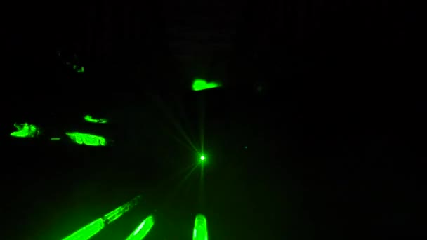 Rayon laser vert sur fond noir foncé 