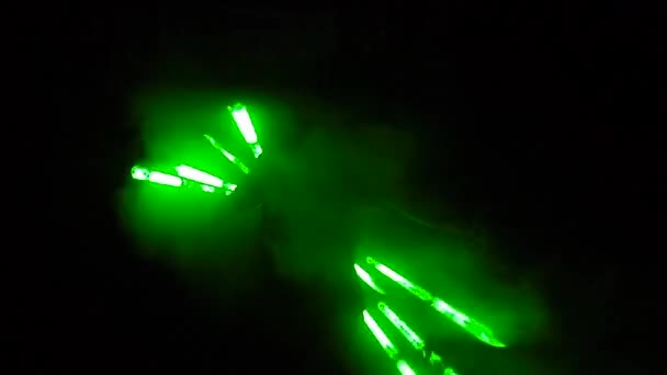 Groene laserstraal tegen zwarte donkere achtergrond — Stockvideo