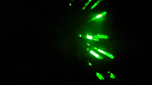 Groene laserstraal tegen zwarte donkere achtergrond — Stockvideo