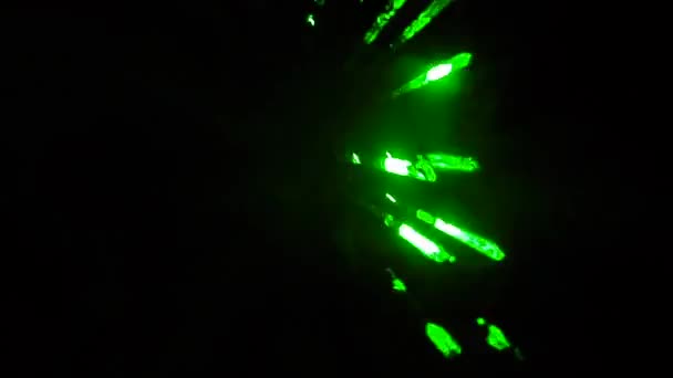 Feixe laser verde contra fundo escuro preto — Vídeo de Stock