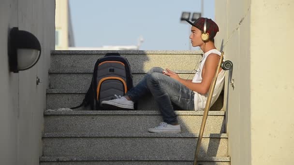 Jeune homme étudiant avec smartphone — Video