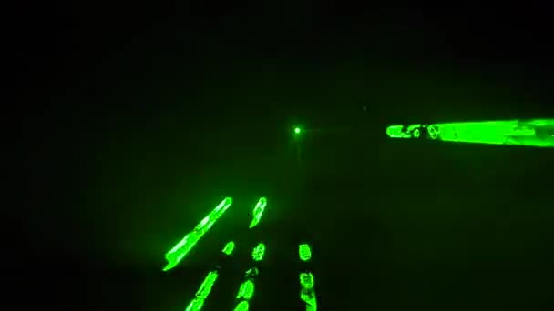 Rayon laser vert sur fond noir foncé — Video