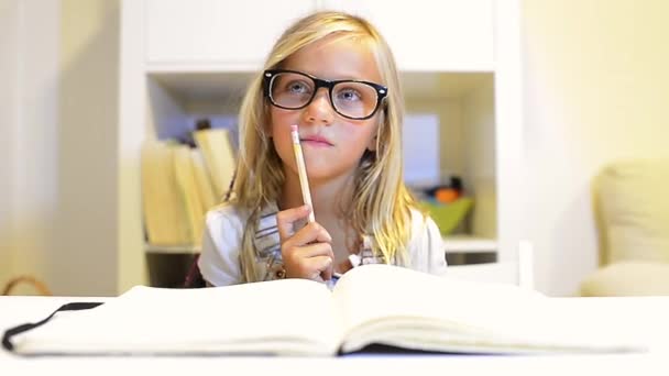 Meisje schrijven naar de kopie notebook — Stockvideo