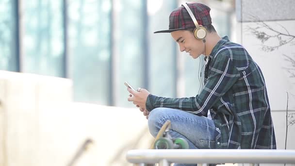 Joven estudiante con smartphone — Vídeos de Stock