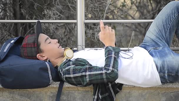 Joven estudiante con smartphone — Vídeo de stock