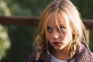 küçük sarışın kız portre