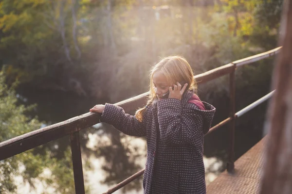 Menina com smartphone ao ar livre — Fotografia de Stock