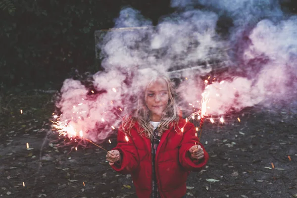 Menina com Bengala ao ar livre — Fotografia de Stock