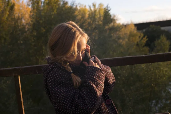 Niña con teléfono inteligente al aire libre — Foto de Stock