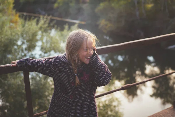 Niña con teléfono inteligente al aire libre — Foto de Stock