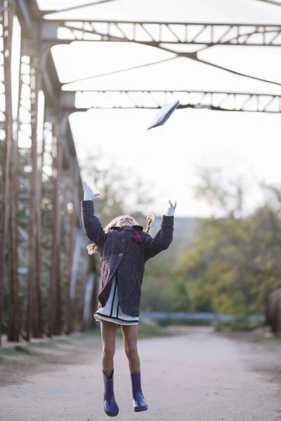 Niña con portátil al aire libre — Foto de Stock