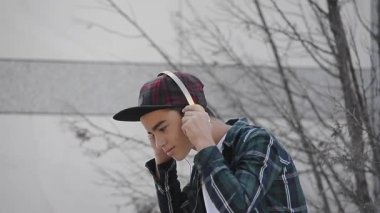 Genç öğrenci adam ile smartphone