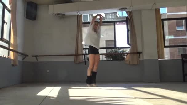 Balettdansös tränar inomhus. — Stockvideo