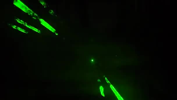 Rayon laser vert sur fond noir foncé 