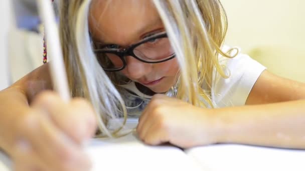 Niña escribiendo en el cuaderno de texto — Vídeos de Stock