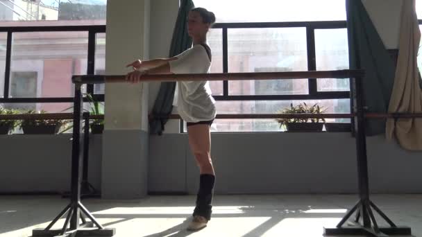 Bailarina de ballet practicando en interiores . — Vídeo de stock